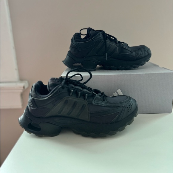 Adidas Sneakers. Size 6. - Picture 4 of 6